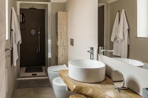 La salle de bains est pourvue de 2 lavabos et d'une baignoire. dans l'établissement Delia case vacanza, à Fiumefreddo di Sicilia