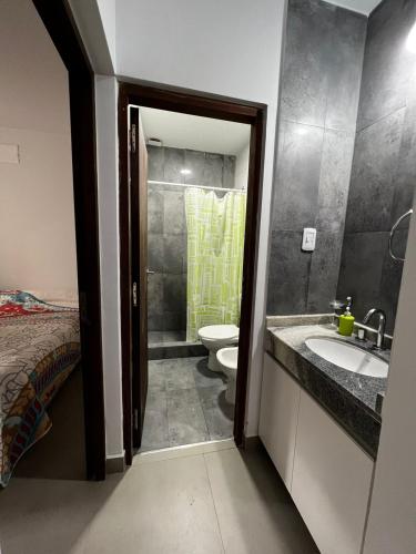 y baño con lavabo, aseo y ducha. en Departamento amoblado Perico Jujuy en Perico