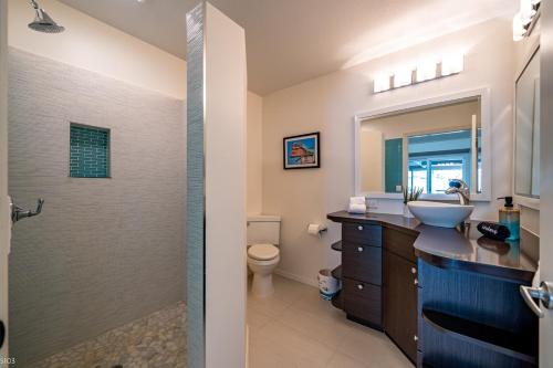 ein Bad mit einem Waschbecken und einem WC in der Unterkunft Siesta del Sol in Palm Springs