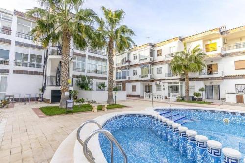 Bazén v ubytování Punta Prima Palm Beach Apartment nebo v jeho okolí