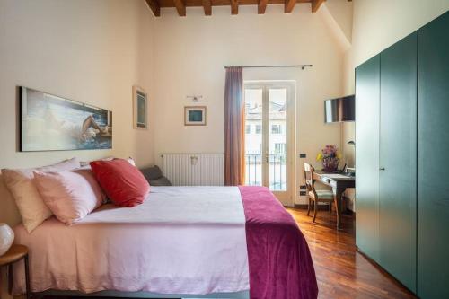 Ένα ή περισσότερα κρεβάτια σε δωμάτιο στο Duomo Apartment