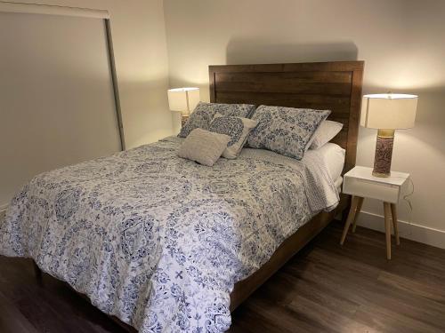 Schlafzimmer mit einem Bett mit einer blauen und weißen Bettdecke in der Unterkunft Lovely 2/2 apartment in heart of Santa Monica with free parking in Los Angeles