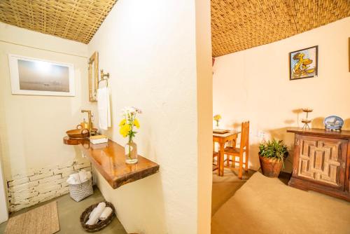 パラチにあるFerraria Guest Houseのテーブルとダイニングルームのある部屋