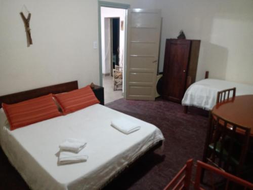 a room with two beds and a table and a table at El Viejo Roble in Bragado