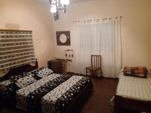 a bedroom with two beds and a window with the words there is fit at El Viejo Roble in Bragado