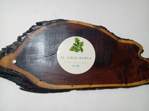 a wooden board with a sticker on it at El Viejo Roble in Bragado