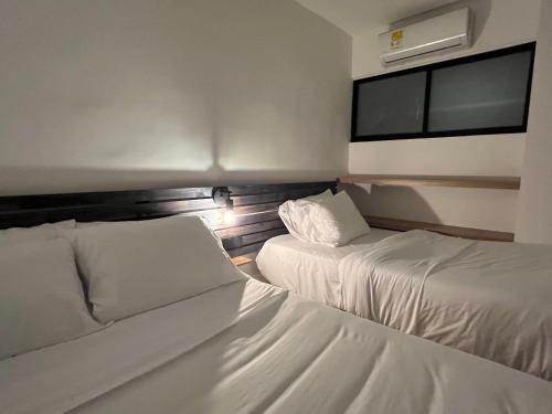 a hotel room with two beds and a tv at HOTEL 9.5 SAN FERNANDO in Cali