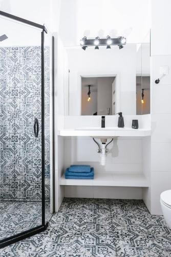 a bathroom with a shower and a sink and a toilet at Mazurski Apartament 2 in Szczytno