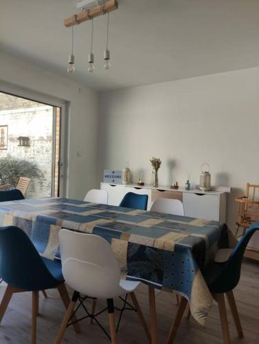 une salle à manger avec une table et des chaises dans l'établissement Maison hyper centre Gravelines - 5 chambres, à Gravelines