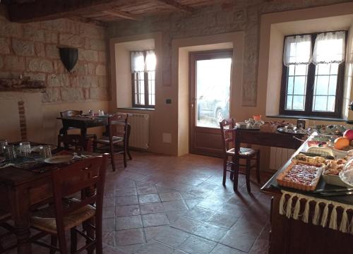 una grande sala con tavoli e sedie in un ristorante di b&b CASCINA SORTINA Country House a Ozzano Monferrato