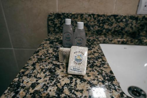 um balcão de casa de banho com duas garrafas de sabão em Majahual Resort em El Majahual