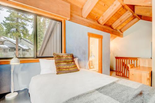 een slaapkamer met een bed en een groot raam bij Granlibakken Getaway - #72A in Tahoe City