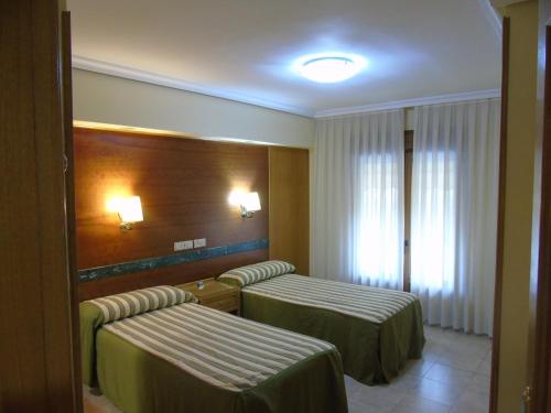 Una cama o camas en una habitación de Gavilanes 2 TOLEDO