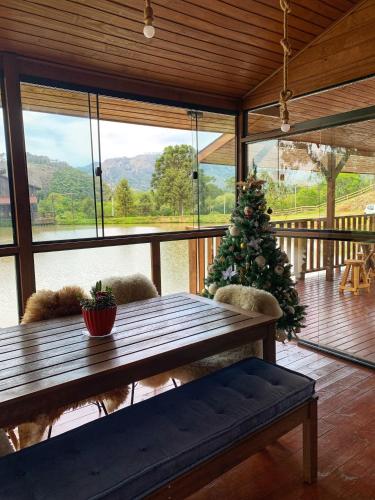 Pemandangan gunung umum atau pemandangan gunung yang diambil dari chalet