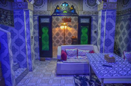 ein Wohnzimmer mit Sofa und Tisch in der Unterkunft LA casa Dar Rayan in Fès