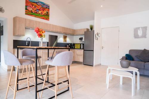 Una cocina o zona de cocina en Les Balcons d'Oyster Pond
