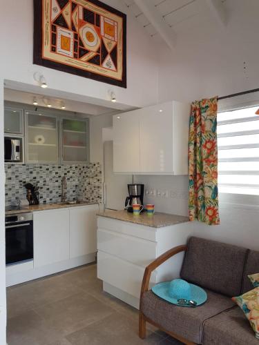 Una cocina o zona de cocina en Les Balcons d'Oyster Pond