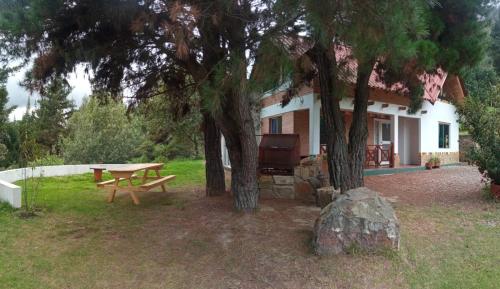 a picnic table in front of a house at Cucunuba por Siempre in El Salitre