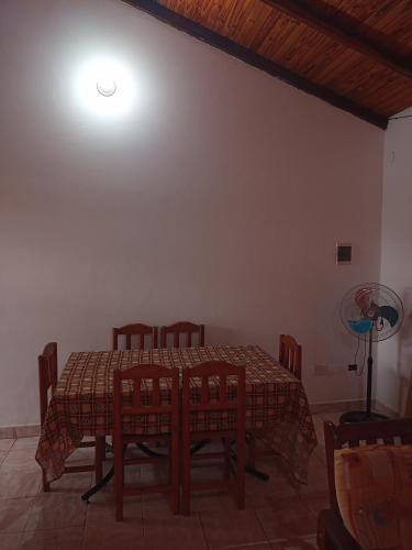 a dining room with a table with chairs and a fan at Alojamiento Familiar Nobili in Puerto Iguazú
