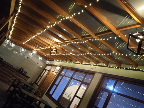 una habitación con un montón de luces colgando del techo en San Gabriel Hospedería en Tibasosa