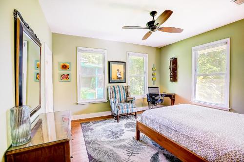 sypialnia z łóżkiem i wentylatorem sufitowym w obiekcie Garden Home w mieście Austin