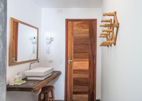 een badkamer met een wastafel en een spiegel bij Barra Grande Beach Club in Barra Grande