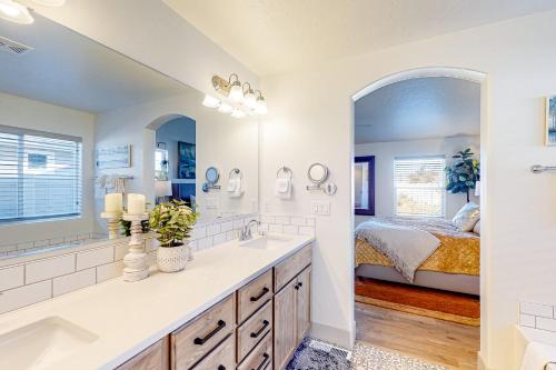 une salle de bain avec un lit, un lavabo et un miroir dans l'établissement Quaint Hollow, à Meridian