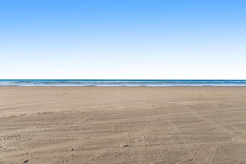 an empty beach with the ocean in the background at Little Ocean in Ocean Park