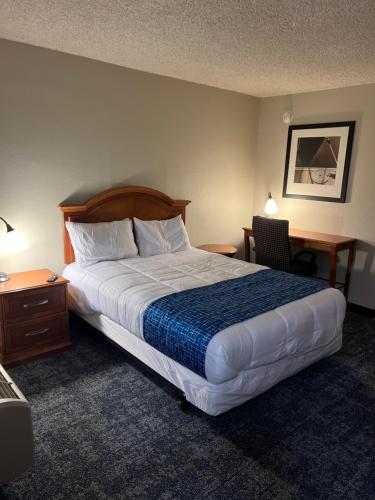 Säng eller sängar i ett rum på Travelodge by Wyndham Lincoln Northeast