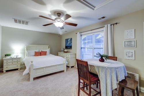 Schlafzimmer mit einem Bett, einem Tisch und einem Fenster in der Unterkunft Southern Charm Getaway in Charleston