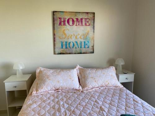 Un dormitorio con una cama y un cuadro en la pared. en Bellísimo departamento de un dormitorio, ubicación inmejorable, en Rosario