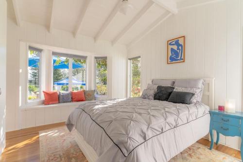 En eller flere senge i et værelse på Sunset Villa Norfolk Island - a Mediterranean inspired villa