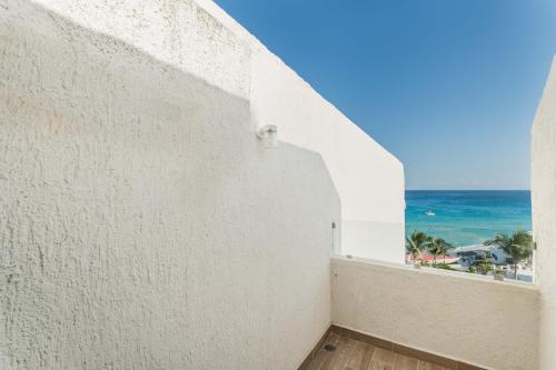 um quarto com vista para o oceano em BeachView & Balcony 3905 em Cancún