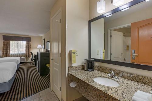 Bilik mandi di Best Western Plus Searcy Inn