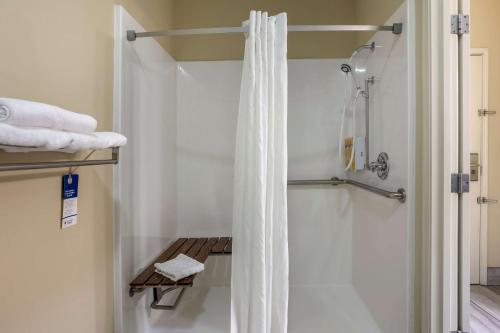 Bilik mandi di Best Western Plus Searcy Inn