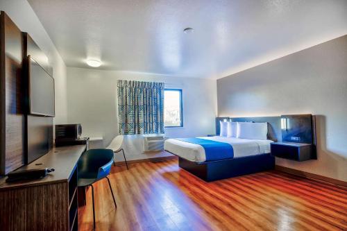 een hotelkamer met een bed en een flatscreen-tv bij Motel 6-Duluth, MN in Duluth