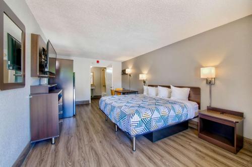 een hotelkamer met een bed en een televisie bij Motel 6 Birmingham, AL - Medical Center in Birmingham