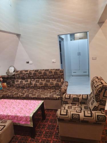ein Wohnzimmer mit 2 Sofas und einer Glastür in der Unterkunft Sen Homes in Nadi