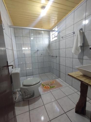 a bathroom with a toilet and a sink at Pousada Rural Capão das Vertentes in Cambará