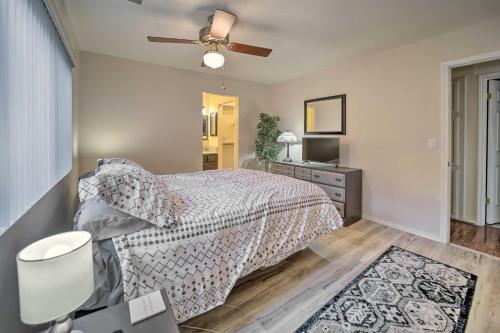 - une chambre avec un lit et un ventilateur de plafond dans l'établissement Pet-Friendly Prescott Townhome with Fireplace!, à Prescott