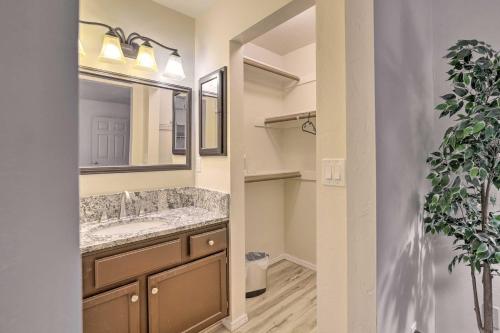 La salle de bains est pourvue d'un lavabo et d'un miroir. dans l'établissement Pet-Friendly Prescott Townhome with Fireplace!, à Prescott