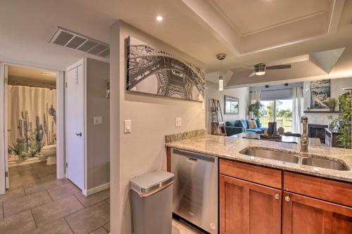 スコッツデールにあるGolf Course, Mountain Views Scottsdale Condo!のシンクとカウンタートップのあるキッチン