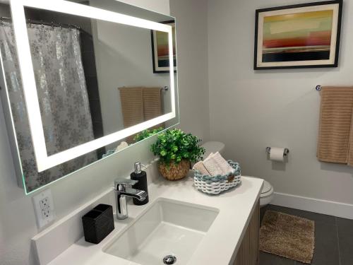 a bathroom with a sink and a mirror at Lovely 2/2 apartment in heart of Santa Monica with free parking in Los Angeles