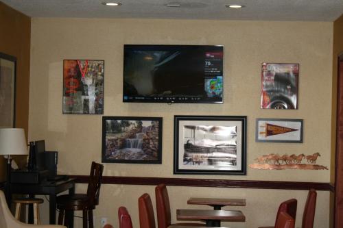 a waiting room with a flat screen tv on the wall at Quality Inn & Suites Wichita Falls I-44 in Wichita Falls