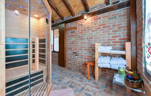 um quarto com uma cabina de duche em vidro e uma parede de tijolos em Beautiful Home In Sovari With House A Panoramic View 