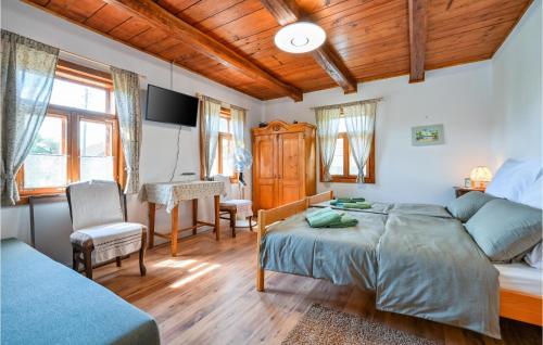 - une chambre avec un lit et un bureau dans l'établissement Stunning Home In Sovari With Sauna, 