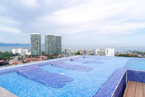 a large swimming pool on the roof of a building at ¡Hermoso Condo con espectacular vista a la bahia!! in Puerto Vallarta