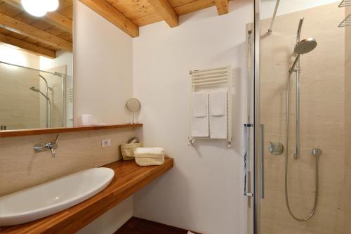 y baño con lavabo y ducha. en Heart Milan Apartments Navigli, en Milán