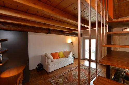 una sala de estar con un sofá blanco en un loft en Heart Milan Apartments Navigli, en Milán