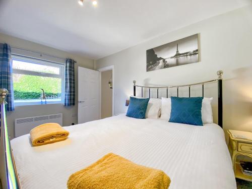 SouthwickにあるThe Home Stablesのベッドルーム(青い枕の大きな白いベッド付)